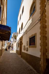 an alley with a building on the side at La Maison du Belvédère in Essaouira