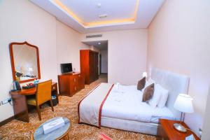 Uma televisão e/ou sistema de entretenimento em GREEN GARDEN HOTEL