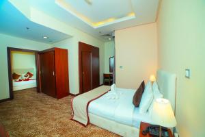 Uma cama ou camas num quarto em GREEN GARDEN HOTEL