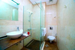 Uma casa de banho em GREEN GARDEN HOTEL