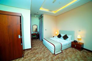 Uma cama ou camas num quarto em GREEN GARDEN HOTEL