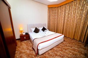 Uma cama ou camas num quarto em GREEN GARDEN HOTEL