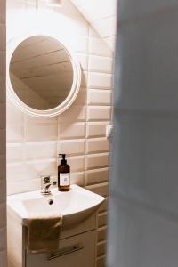 a bathroom with a sink and a mirror at Dwór Cieszkowskich 