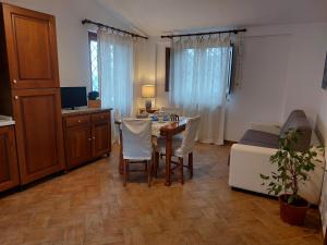 un soggiorno con tavolo da pranzo e cucina di La Selvarella a Montecchio