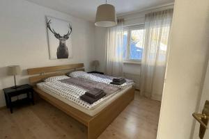 朗斯的住宿－Appartement 4.5 pièces Crans-Montana，卧室配有一张带鹿头的墙壁床。