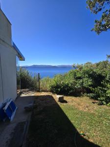 Blick auf das Wasser von der Seite eines Hauses in der Unterkunft Melipal Schuss ARG41 in San Carlos de Bariloche