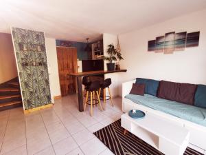 Χώρος καθιστικού στο Petite maison cosy 4 couchages à 700 m de la plage