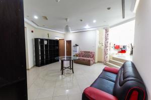 Кът за сядане в Budget Rooms With Private Bathroom for 'girls' only in Dubai, Marina