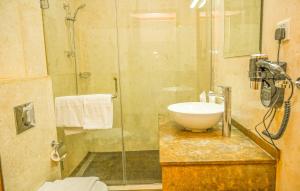 Uma casa de banho em GREEN GARDEN HOTEL