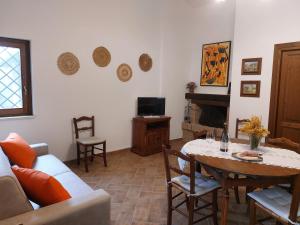 un soggiorno con tavolo e divano di La Selvarella a Montecchio
