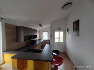 Apartment Zelena oaza Sisan 75 m2 - 2 bedrooms في سيسان: مطبخ مع كونتر أسود في الغرفة