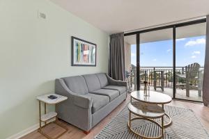 een woonkamer met een bank en een tafel bij Cabana Palms - Oceanfront Renovated King Bed Sauna in Myrtle Beach