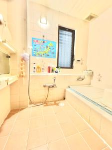y baño con ducha, bañera y lavamanos. en Best location !private room in Jujo shopping street for max 6 people, en Tokio