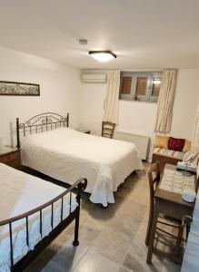 1 Schlafzimmer mit 2 Betten und einem Sofa in der Unterkunft Aunt Maria's in Pano Lefkara