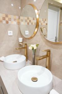 a bathroom with a white sink and a mirror at Magnifique maison de vacances à paris in Paray-Vieille-Poste