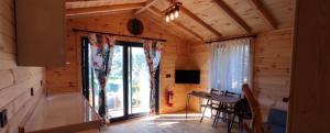 Habitación con escritorio y ventana en una cabaña de madera. en olive garden bungalow, en Fethiye