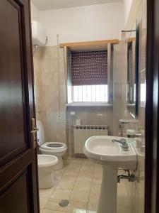 a bathroom with a sink and a toilet at Bellavista (grande) in Barete