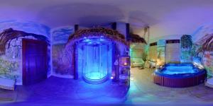 Pokój z 2 łazienkami w pokoju z niebieskimi światłami w obiekcie Rezydencja Biały Jar w mieście Karpacz