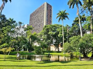 un edificio alto en medio de un parque en Apartamento na Praia do Flamengo en Río de Janeiro