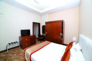 Uma televisão e/ou sistema de entretenimento em GREEN GARDEN HOTEL