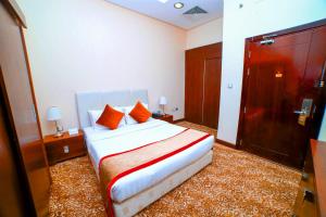 Uma cama ou camas num quarto em GREEN GARDEN HOTEL