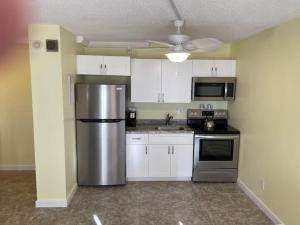Nhà bếp/bếp nhỏ tại Fort Myers Beach Penthouse Condo