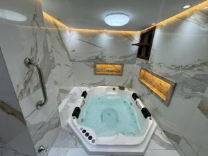 a bathroom with a bath tub in the middle at Solar de Pipa Vip Confort - Spa Hidro Flat in Pipa