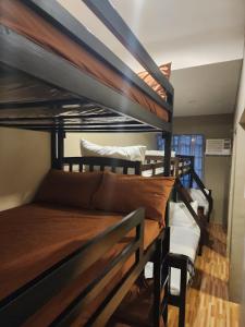 Bunk bed o mga bunk bed sa kuwarto sa Palazzo 1 HotSpring,3Bedrooms 35to40pax, Pansol Calamba
