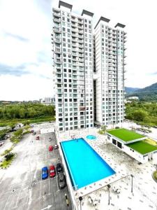 怡保的住宿－3BR Apartment The Yeop Ipoh at Casa Kayangan Bandar Meru Raya Ipoh with PLAYSTATION 4 & Free WiFi，享有带游泳池的大型建筑的空中景致