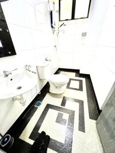 怡保的住宿－3BR Apartment The Yeop Ipoh at Casa Kayangan Bandar Meru Raya Ipoh with PLAYSTATION 4 & Free WiFi，一间带卫生间和水槽的浴室