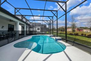 una piscina cubierta en una casa con techo de cristal en Orlando's Best Escape Residence at Paradiso Grande Resort home, en Orlando