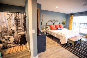 um quarto com uma cama com um veado na parede em The Blue Buffalo Motel em Douglas