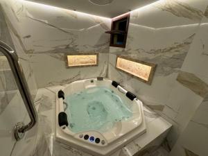 een badkamer met een bad in het midden van een douche bij Solar de Pipa Vip Confort - Spa Hidro Flat in Pipa