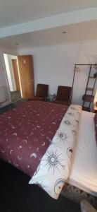 Een bed of bedden in een kamer bij Luton Lodge - Near London Luton Airport Luxury Quite Rooms Close to Restaurants & Shops