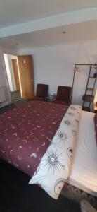 Llit o llits en una habitació de Luton Lodge - Near London Luton Airport Luxury Quite Rooms Close to Restaurants & Shops