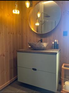 uma casa de banho com um lavatório e um espelho em Beitostølen-Sørliestølen -Nyrenovert hytte 2022 på Slettefjell em Vevle