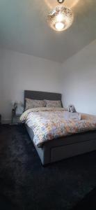 Una cama o camas en una habitación de Luton Lodge - Near London Luton Airport Luxury Quite Rooms Close to Restaurants & Shops