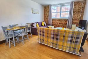 a living room with a couch and a table at Spacious 2 Bedroom Apartment, 3 Bathrooms,Parking,Sleeps 6,SO15 in Southampton