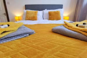 Кровать или кровати в номере Spacious 2 Bedroom Apartment, 3 Bathrooms,Parking,Sleeps 6,SO15