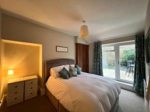 Postel nebo postele na pokoji v ubytování Arthur’s Cottage