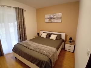 1 dormitorio con cama y ventana en Apartman Krčina, en Krnica
