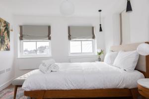 um quarto com uma cama com duas toalhas em Luxury 2 Bedroom Duplex Holborn London em Londres