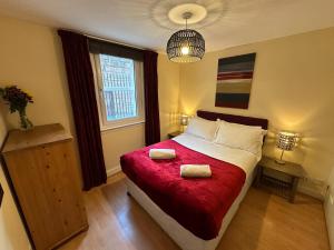 Un dormitorio con una cama con dos toallas encima. en Castle Wynd Old Town, en Edimburgo