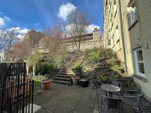 una escalera con mesas y sillas frente a un edificio en Castle Wynd Old Town, en Edimburgo