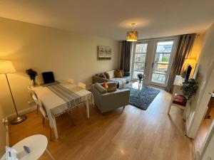 una sala de estar con un sofá y una mesa en Castle Wynd Old Town, en Edimburgo