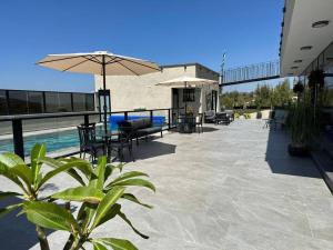 Piscina a Royal Suites Dalia - מתחם עם 4 סוויטות מהממות, בריכה מחוממת וג'קוזי o a prop