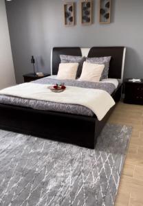 sypialnia z łóżkiem z tacą w obiekcie Villa Sara w mieście Dżardżis