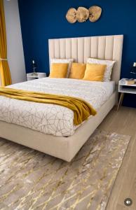 una camera da letto con un letto con una coperta gialla sopra di Villa Sara a Zarzis