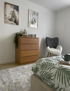 una camera da letto con cassettiera, letto e sedia di Villa Sara a Zarzis