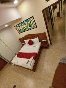 Een bed of bedden in een kamer bij Hotel Beach Crown Juhu